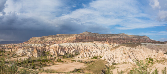 トルコ　カッパドキアのギョレメ国立公園の丘から見えるレッドバレーとローズバレーの奇岩群と洞窟住居