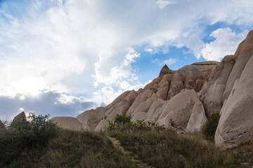 Fototapeta na wymiar トルコ　カッパドキアのギョレメ国立公園のローズバレーの風景
