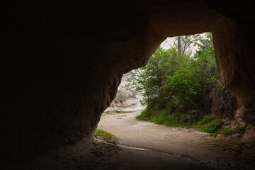Obraz premium トルコ カッパドキアのギョレメ国立公園のローズバレーの岩のトンネル