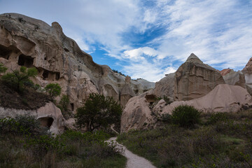 トルコ　カッパドキアのギョレメ国立公園のローズバレーの柱の教会と奇岩群