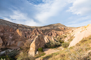 トルコ　カッパドキアのギョレメ国立公園のローズバレーの陽に当たってピンク色に染まった奇岩群と洞窟住居