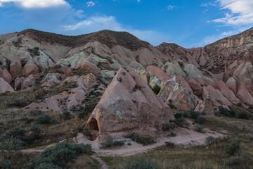 トルコ　カッパドキアのギョレメ国立公園のローズバレーの奇岩群と洞窟住居