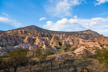 トルコ　カッパドキアのギョレメ国立公園のローズバレーの陽に当たってピンク色に染まった奇岩群と洞窟住居