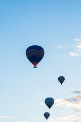 トルコ　カッパドキアの早朝のギョレメ国立公園の空を飛ぶ熱気球