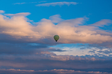 トルコ　カッパドキアの早朝のギョレメ国立公園の空を飛ぶ熱気球