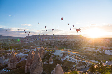 トルコ　カッパドキアの早朝のギョレメ国立公園の空を飛ぶ熱気球