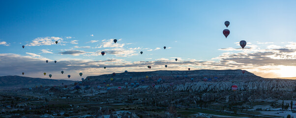 トルコ　カッパドキアの早朝のギョレメ国立公園の空を飛ぶ熱気球