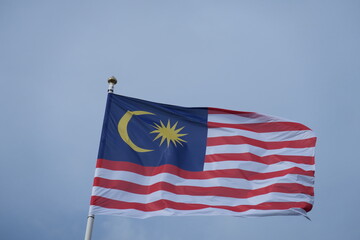 Drapeau de Malaisie. Ciel gris.