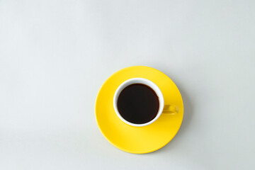黄色のコーヒーカップと灰色の背景