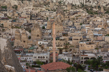 トルコ　カッパドキアのギョレメの街並みと洞窟住居とモスクのミナレット