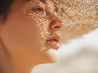 Beach Woman in Sun Hat on Vacation - obrazy, fototapety, plakaty
