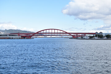 海の上に赤い橋