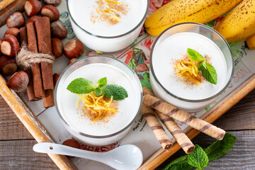 Banana mousse (pudding) for healthy vegetarian dessert. Banana pudding for breakfast