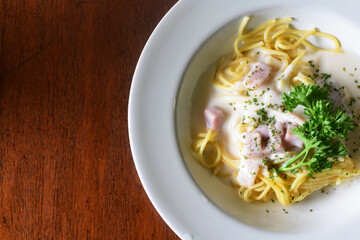 spaghetti carbonara on bowl