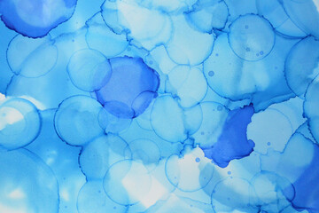 青い水玉模様が重なっているアルコールインクアートテクスチャ