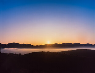 Fototapeta na wymiar 長野県　諏訪市　霧ヶ峰高原から中山峠方面の山並みと雲海の日の出