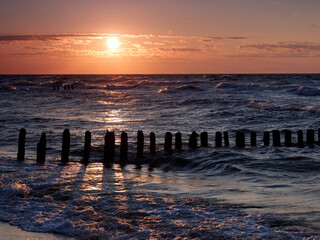 Sceneria zachodzącego słońca nad morzem