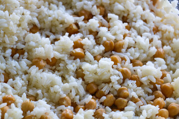 One of the street foods of Turkish cuisine, rice pilaf with chickpeas is sold with fried chicken. selective focus