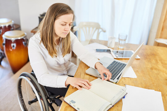 Business Frau im Rollstuhl mit Kalender bei der Terminplanung