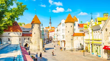 Fotobehang Geel Viru Gate torens in de oude stad van Tallinn, Estland  © Arcady