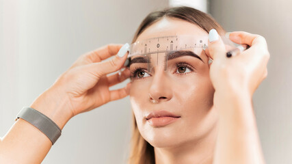 Naklejka premium Make-up master does makeup for a client