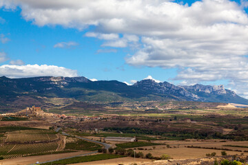 Paisaje de San Vicente de la Sonsierra con el Castillo al fondo, La Rioja, España
