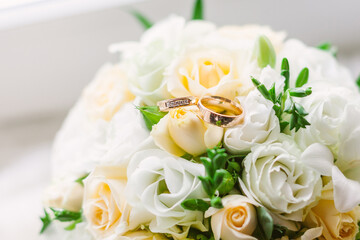 wedding bouquet of flowers whith wedding rings