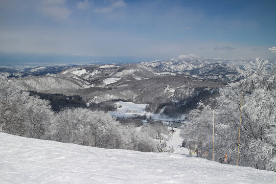 新潟県・上越国際スキー場のゲレンデから見るパノラマ風景