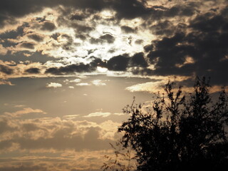 un pulso entre el astro sol y las nubes que avecinan tormenta de verano, lerida, españa, europa
