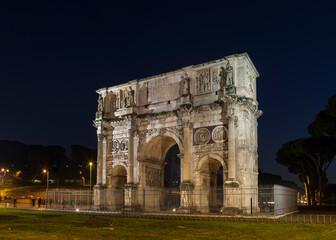 Fototapeta na wymiar Arch of Constantine (Arco de Constantino) at night, Rome, Italy