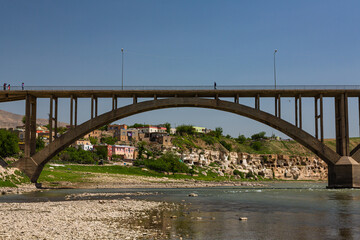 トルコ　水没前のハサンケイフの街並みとティグリス川に架かる橋