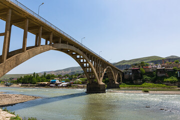 Fototapeta na wymiar トルコ　水没前のハサンケイフの街並みとティグリス川に架かる橋