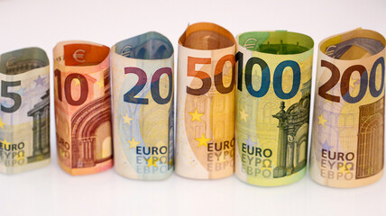 Rollen mehrerer Euro Banknoten, Euro Scheine stehen nebeneinander als eine Rolle zusammen.
