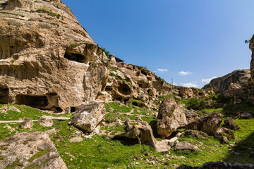 Fototapeta na wymiar トルコ　水没前のハサンケイフのハサンケイフ城と洞窟住居