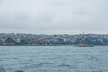 トルコ　イスタンブールのボスポラス海峡に浮かぶ小島に建つ乙女の塔とユスキュダルの街並み