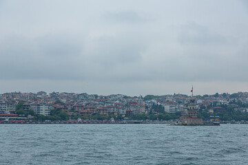 Fototapeta na wymiar トルコ　イスタンブールのボスポラス海峡に浮かぶ小島に建つ乙女の塔とユスキュダルの街並み