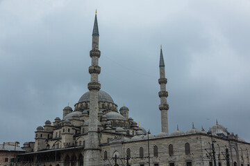 Fototapeta na wymiar トルコ　イスタンブールの旧市街に建つニューモスク