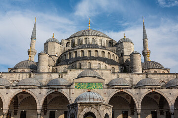 Fototapeta na wymiar トルコ　イスタンブール歴史地域である旧市街に建つスルタンアフメト・モスク、別名ブルーモスクの中庭からの外観