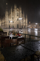  pioggia in piazza duomo a Milano