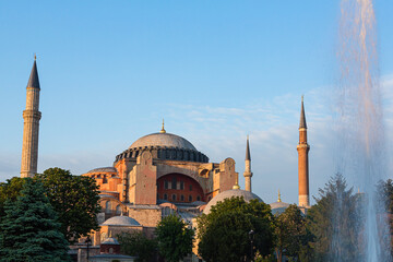 トルコ イスタンブール歴史地域である旧市街に建つアヤソフィア