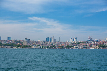 Obraz premium トルコ イスタンブールのボスポラス海峡を進むフェリーから見えるヨーロッパ側の街並み