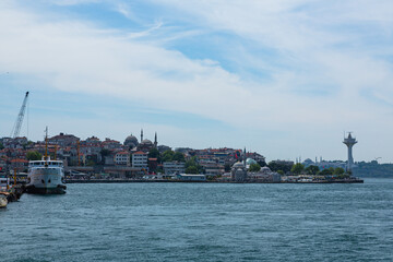 Fototapeta premium トルコ イスタンブールのボスポラス海峡を進むフェリーから見えるアジア側のユスキュダルの街並み