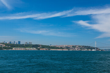 トルコ　イスタンブールのボスポラス海峡を進むフェリーから見えるヨーロッパ側の街並みと7月15日殉教者の橋