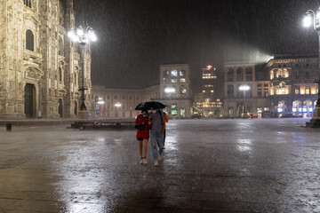  pioggia in piazza duomo a Milano