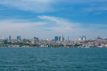 Fototapeta na wymiar トルコ　イスタンブールのボスポラス海峡を進むフェリーから見えるヨーロッパ側の街並み