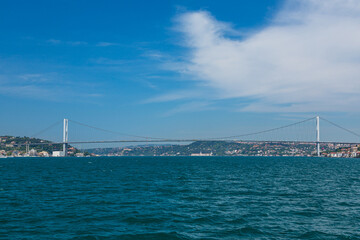 トルコ　イスタンブールのボスポラス海峡に建つヨーロッパ側とアジア側をつなぐ7月15日殉教者の橋