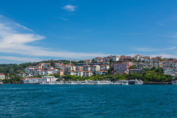 Fototapeta na wymiar トルコ　イスタンブールのボスポラス海峡を進むフェリーから見えるアジア側のユスキュダルの街並み