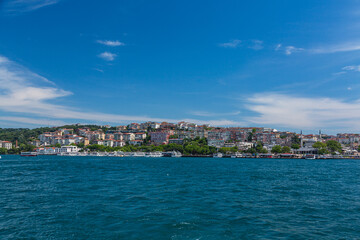 Fototapeta na wymiar トルコ　イスタンブールのボスポラス海峡を進むフェリーから見えるアジア側のユスキュダルの街並み