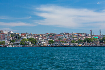 Naklejka na ściany i meble トルコ　イスタンブールのボスポラス海峡を進むフェリーから見えるアジア側のユスキュダルの街並み