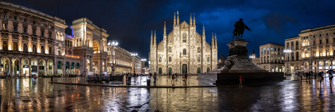  pioggia in piazza duomo a Milano